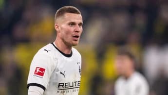 Leeds sign Switzerland defender Nico Elvedi from Borussia Monchengladbach Leeds sign Switzerland defender Nico Elvedi from Borussia Monchengladbach