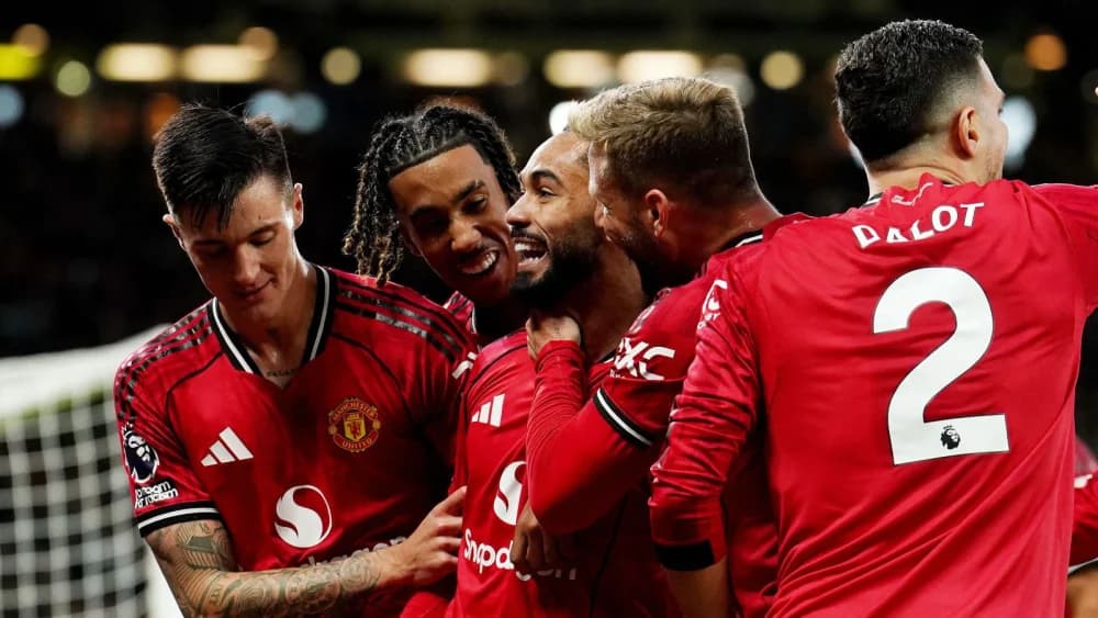 Man United weather Chelsea onslaught to snatch win away from Stamford Bridge