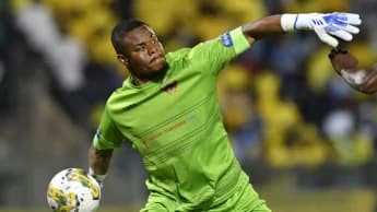 Fatai Amoo and Bassey Akpan offer conflicting advice over Nigerian goalkeeper's career decisions