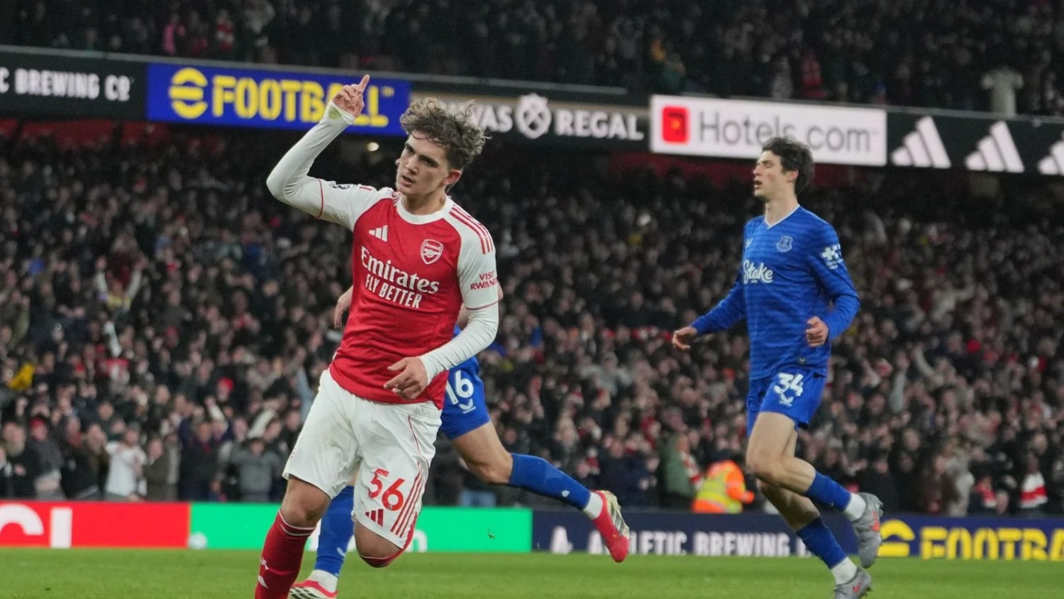 Arsenal teen prospect Dowman scoops Premier League award