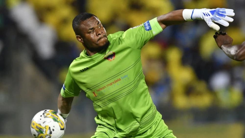 Fatai Amoo and Bassey Akpan offer conflicting advice over Nigerian goalkeeper's career decisions Fatai Amoo and Bassey Akpan offer conflicting advice over Nigerian goalkeeper's career decisions